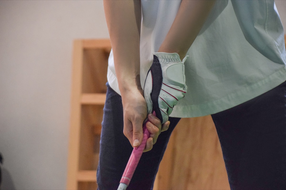 3471613 インドアゴルフ練習場のゴルフ女子のグリップ
