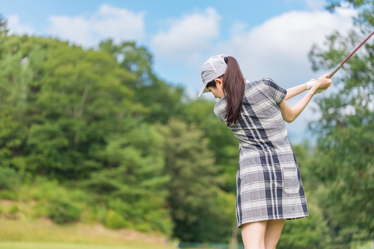 26883304 ゴルフをする女性(ティーショット)
